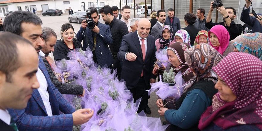 Altınok, çiftçi kadınları çiçeklerle karşıladı