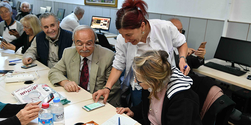 65 yaş üstü vatandaşlar teknolojiyi yakalıyor