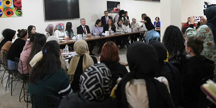 Mansur Yavaş Geçici Barınma Merkezleri’ndeki öğrencilerle buluştu