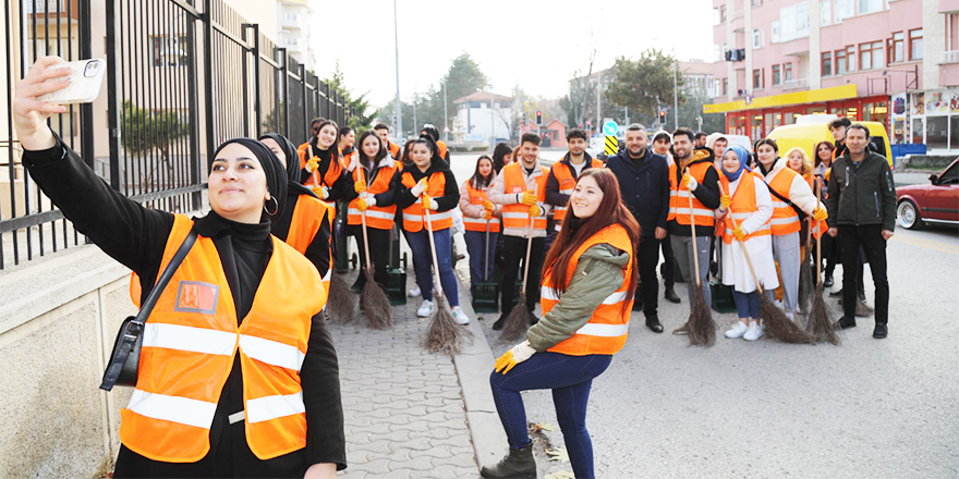 Üniversite öğrencileri cadde ve sokakları temizledi