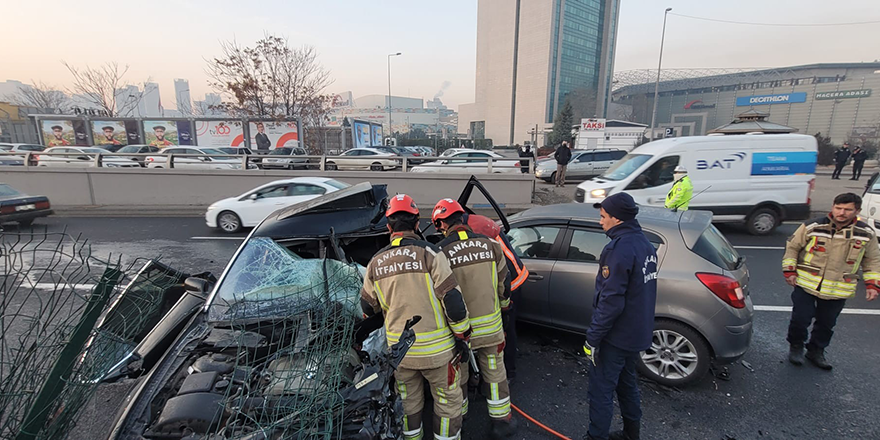 Akköprü Kavşağı'nda feci kaza: 1 ölü, 1 yaralı