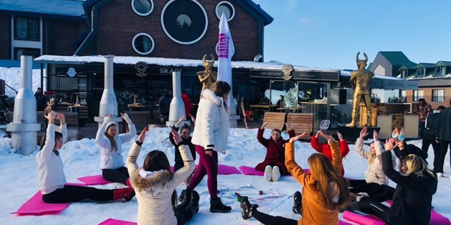 Karların üzerinde yoga yaparak ısınıyorlar