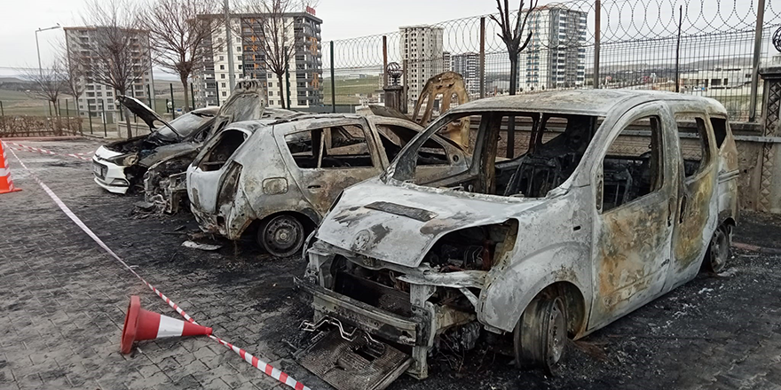 Otomobilin elektrik aksamındaki yangın 5 aracı küle çevirdi