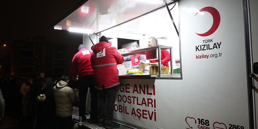 Kızılay’ın sevk ettiği 10 bin kişilik çadırlar kurulmaya başlandı