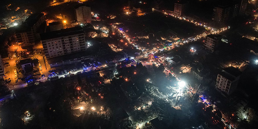 Kahramanmaraş’ta geceyi arama kurtarma çalışmaları aydınlattı