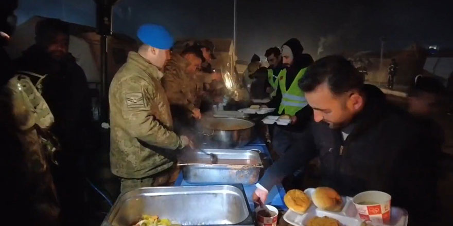 Mehmetçik deprem bölgesinde sıcak yemek dağıtımına devam ediyor