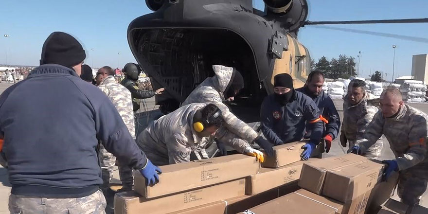 CH-47 Chinook ağır nakliye helikopterleri depremzedenin emrinde