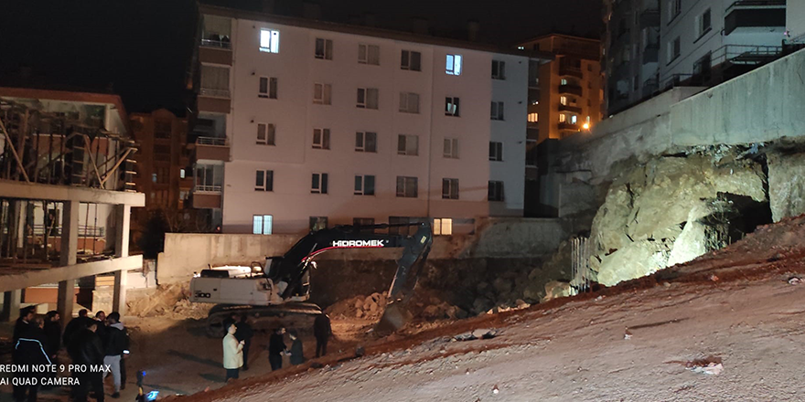 Başkent’te istinat duvarı çöktü, 2 apartman tahliye edildi