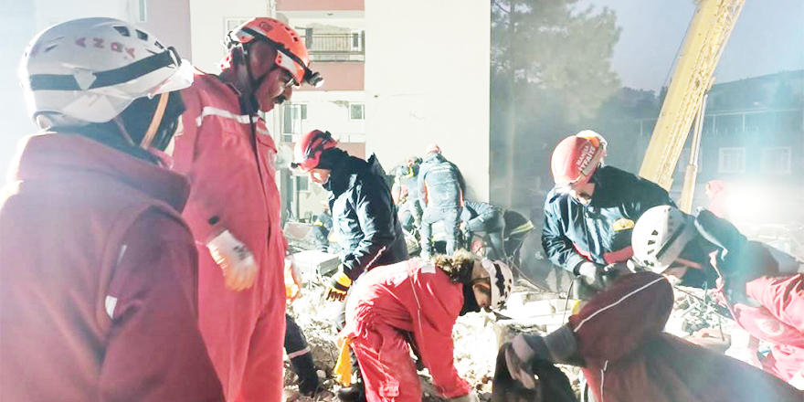 İtfaiyeci kadınlar enkazda iş başında