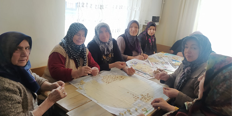 Kuran Kursu Öğrencileri depremzedeler için mantı yapıyor