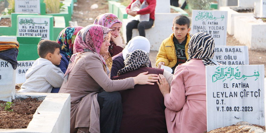 Depremzedeler sevdiklerini yalnız bırakamıyor