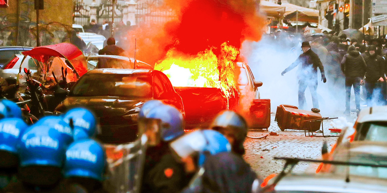 Atmosfera di guerra a Napoli