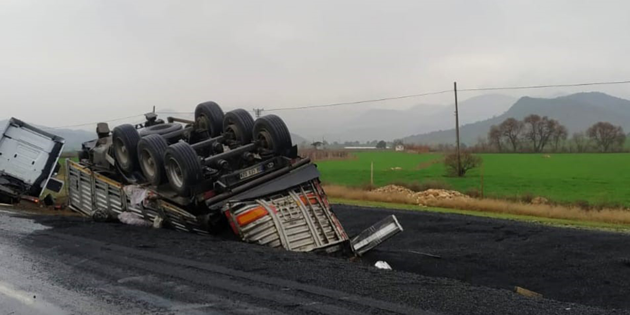 Nallıhan-Ankara karayolunda tır şarampole devrildi