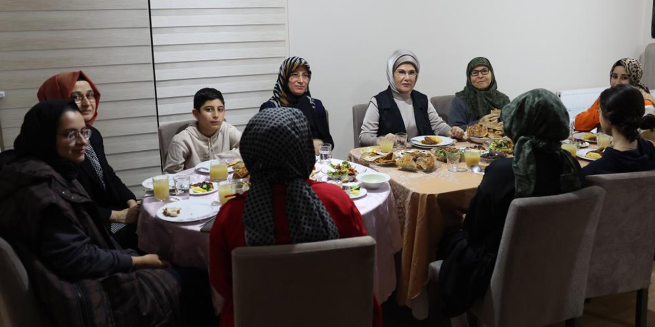 Emine Erdoğan’dan depremzede aileyle iftarı açtı