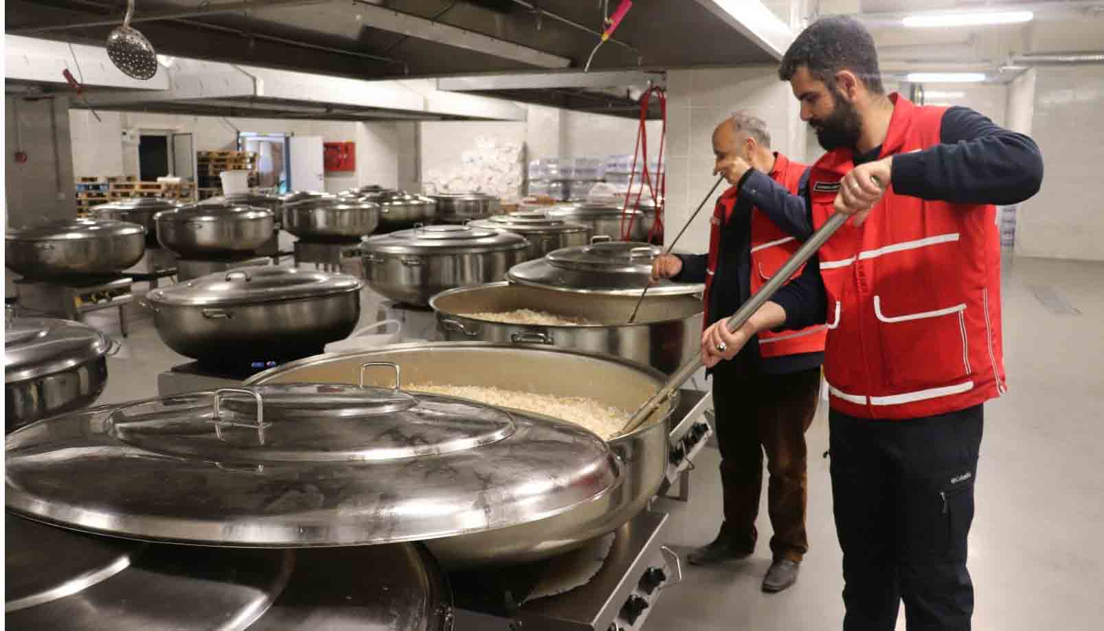 Depremzedelere 340 bin yemek dağıtılıyor