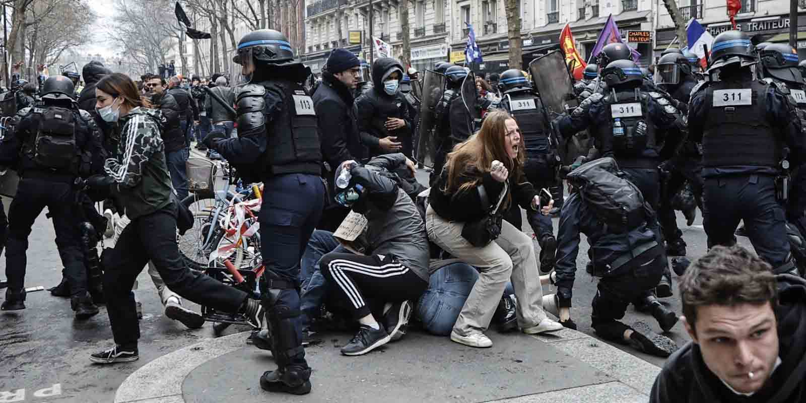 Fransız polisi protestocuları yere serdi!