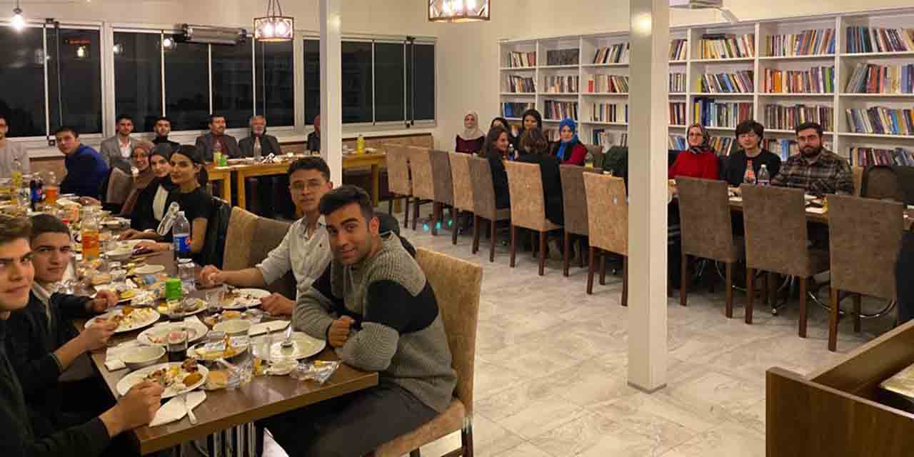 Geleceğin edebiyatçıları iftarda buluştu