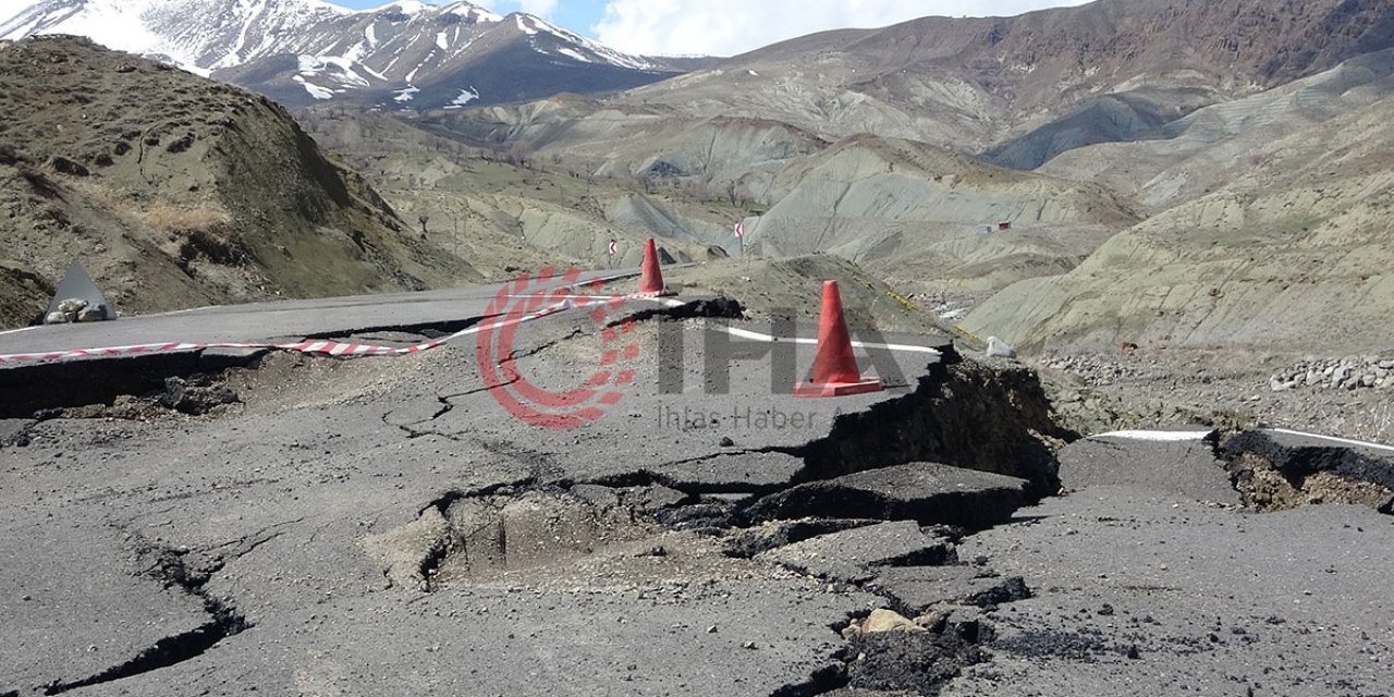 Bingöl'de heyelan oldu, yol ulaşıma kapandı