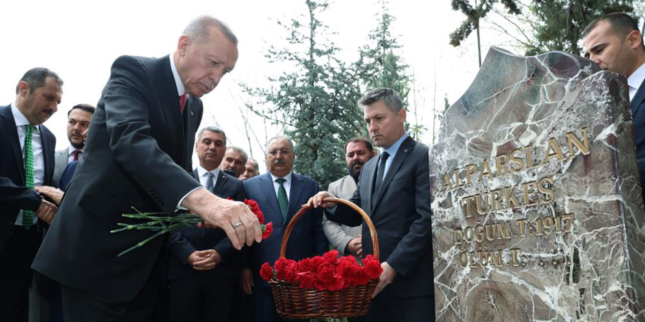 Cumhurbaşkanı Erdoğan’dan Türkeş’in mezarına anlamlı ziyaret