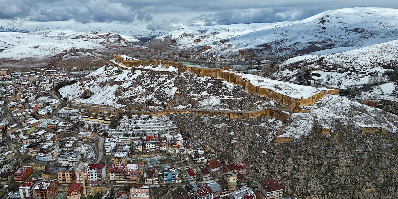 Bayburt Kalesi ilkbaharda karla kaplandı