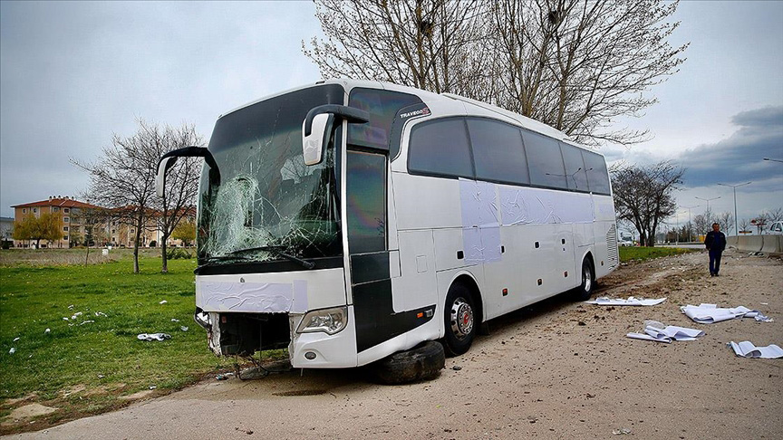 Eskişehir’de bir yolcu otobüsü kontrolden çıkarak bariyere çarptı