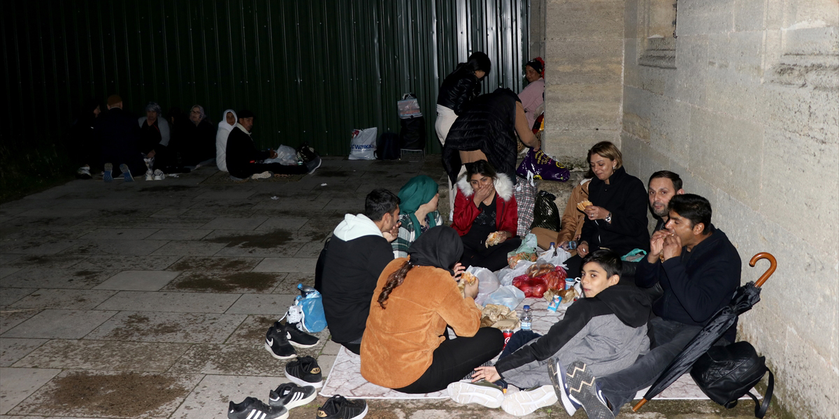 Kadir Gecesi'nde vatandaşlar Selimiye Camisi'nde iftar açtı