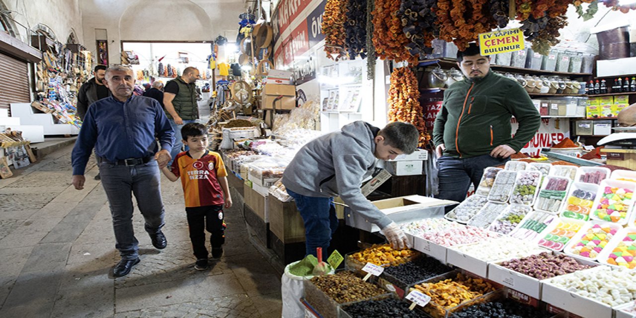 Tarihi Maraş Çarşısı'nda bayram yoğunluğu yaşanıyor