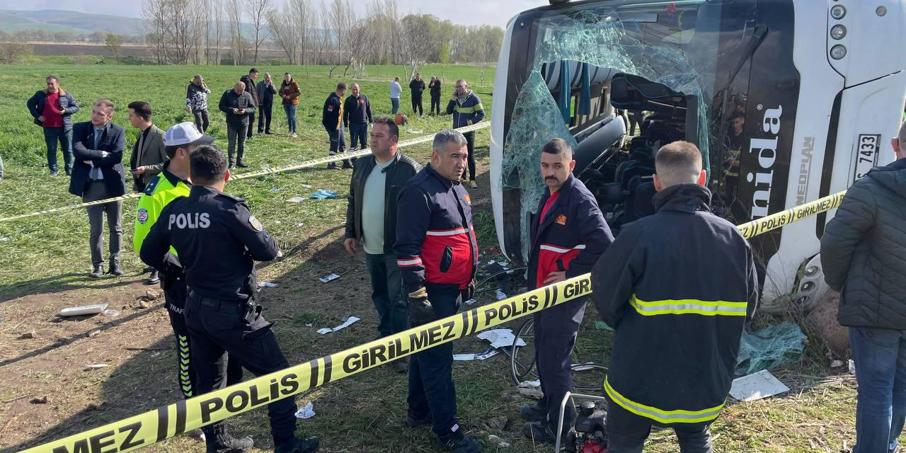 Eskişehir'de feci kaza! Servis devrildi 3 kişi öldü, 31 kişi yaralandı