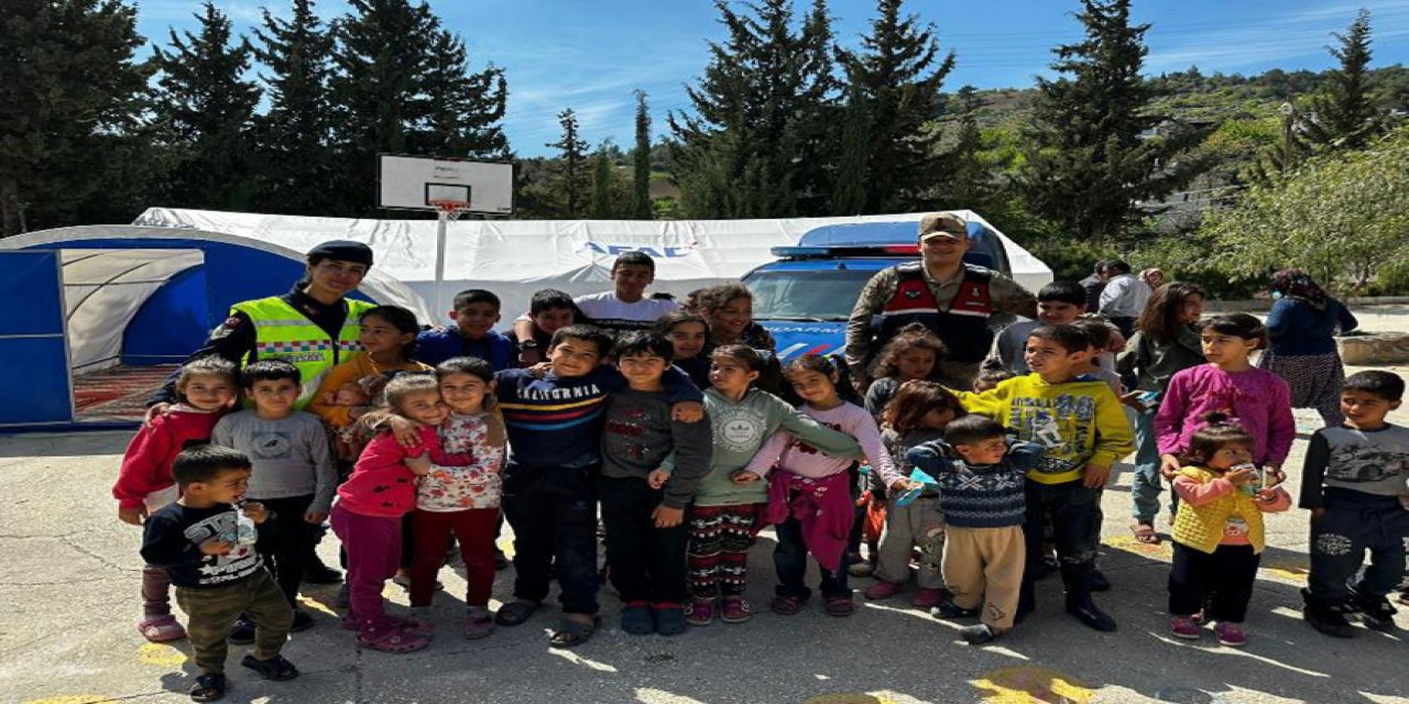 Hatay'da jandarma ekipleri depremzede çocuklara  oyuncak dağıttı