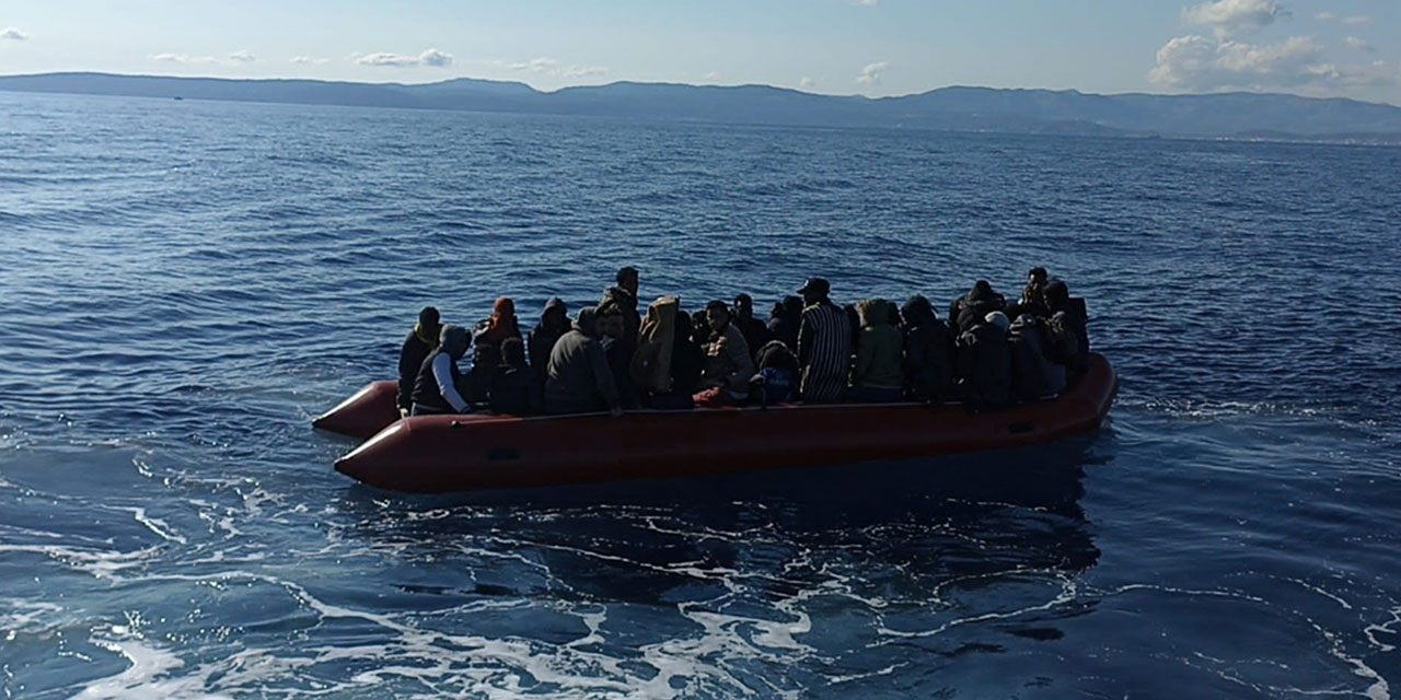 İzmir açıklarında 62 düzensiz göçmen son anda kurtarıldı