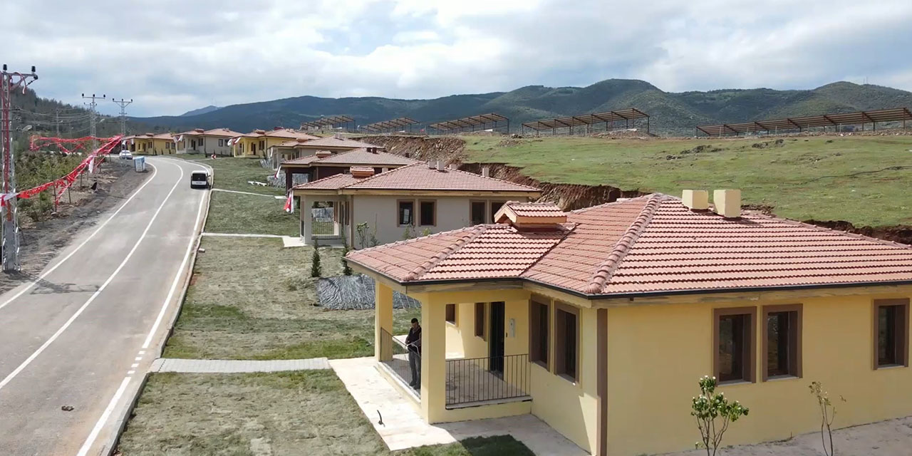 Depremden sonra üç köyde yapımı tamamlanan köy evleri teslim edildi
