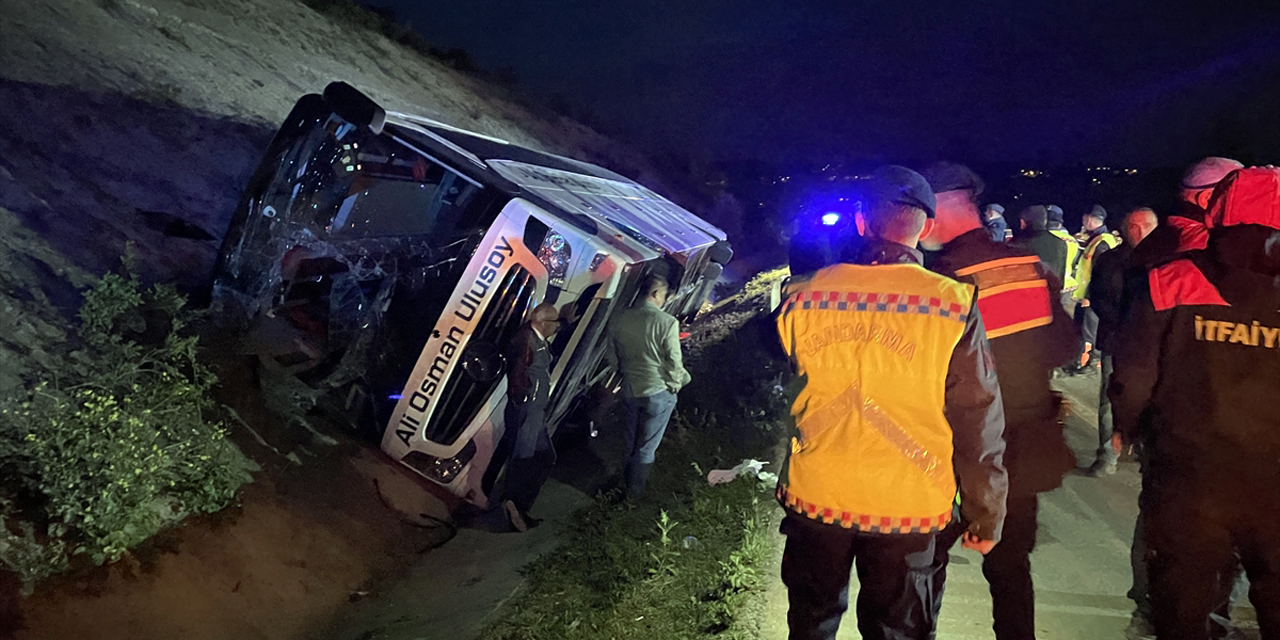 Sinop'ta yolcu otobüsü devrildi: 1 ağır, 9 yaralı