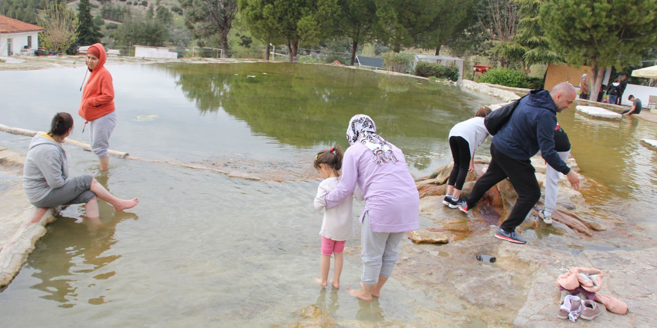 Denizli'de şifalı kırmızı suya turist akını