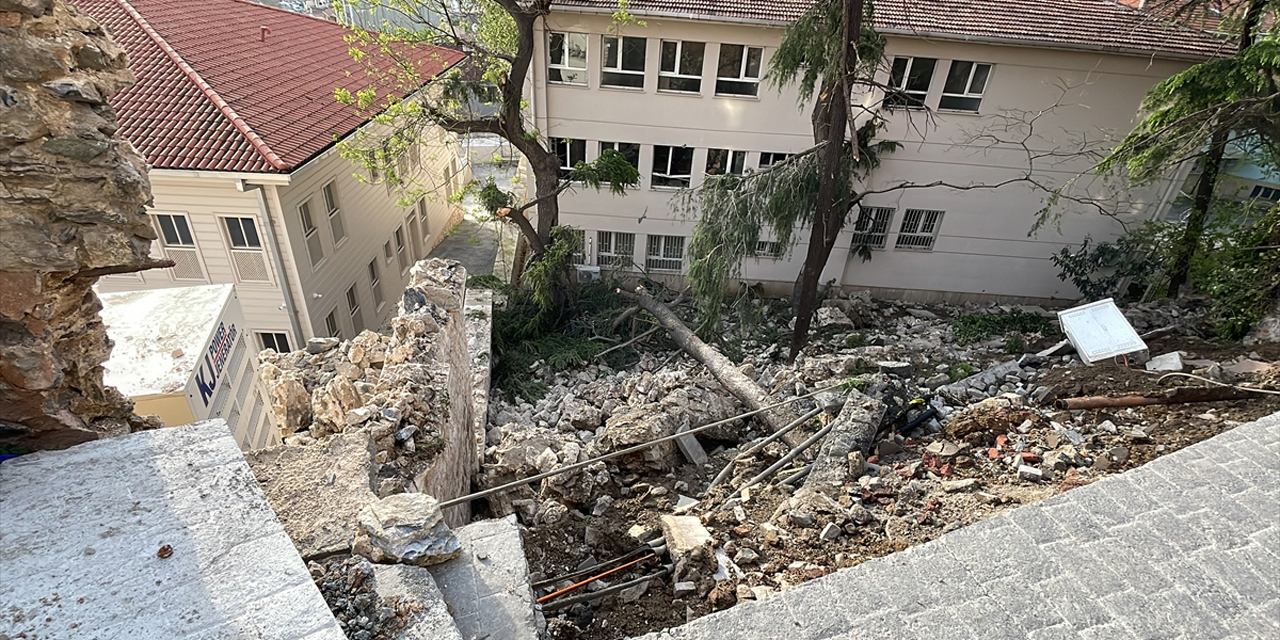 Beyoğlu'nda istinat duvarı çöktü, 3 bina boşaltıldı