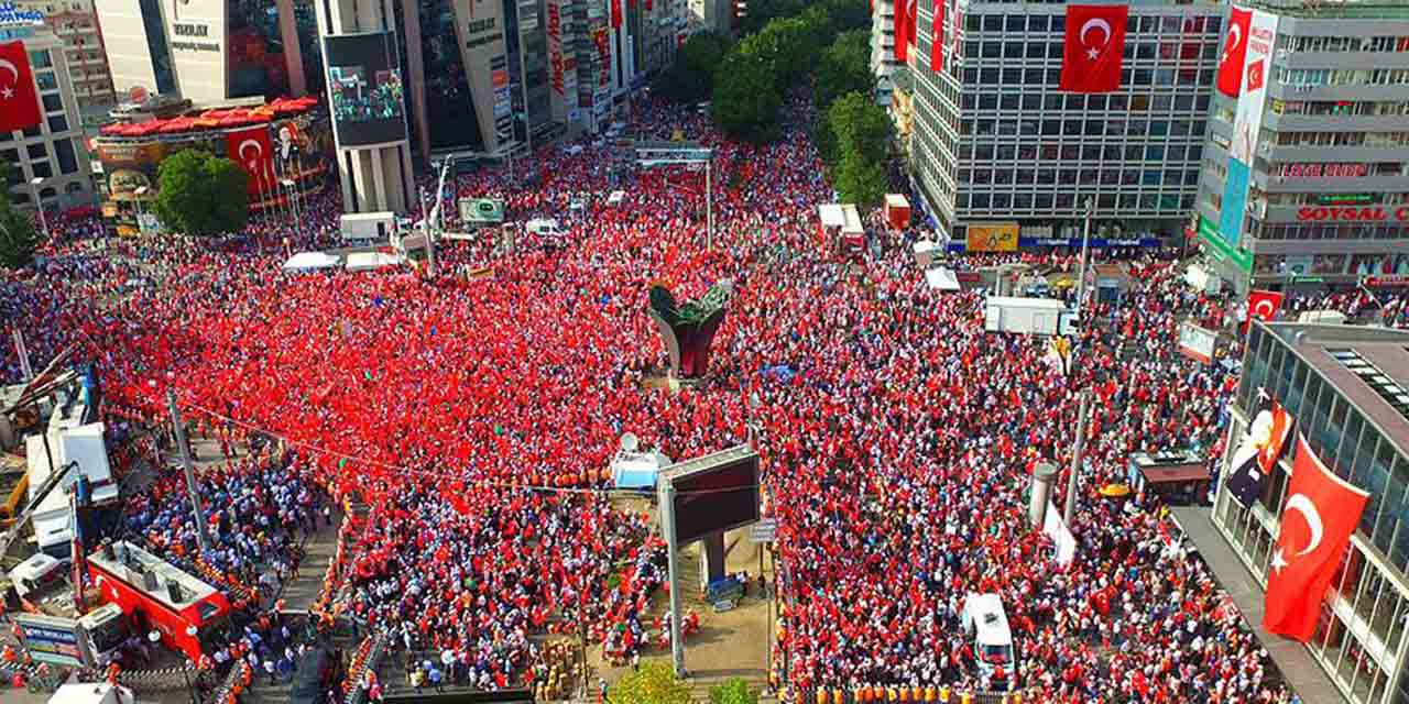 Ankara Kızılay Meydanında demokrasi coşkusu