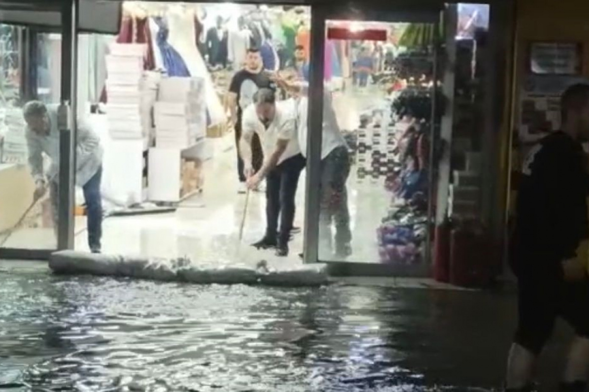 Sincan'a dolu yağdı! İşyerlerini su bastı!