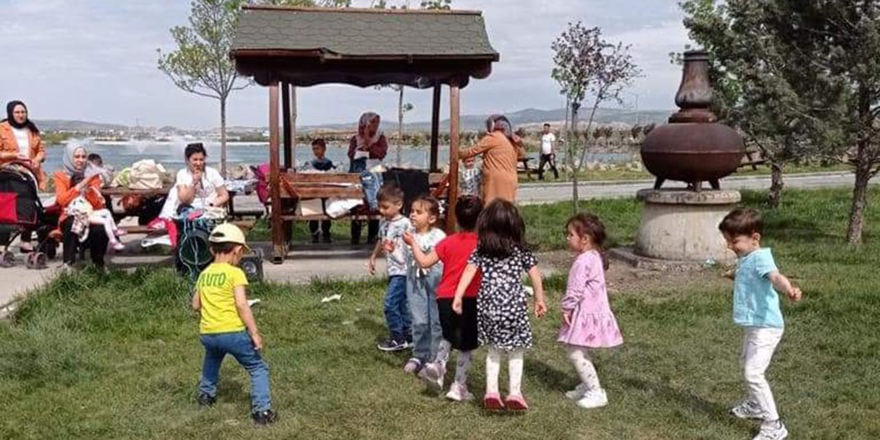 Ankara’da güzel havanın tadını çıkaran çocuklar