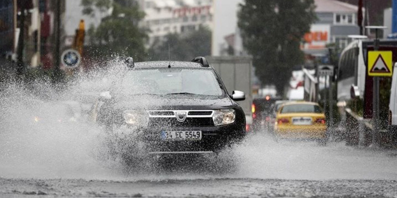 Ankara'da kanalizasyona sürüklenen otomobilin hurdası çıkarıldı