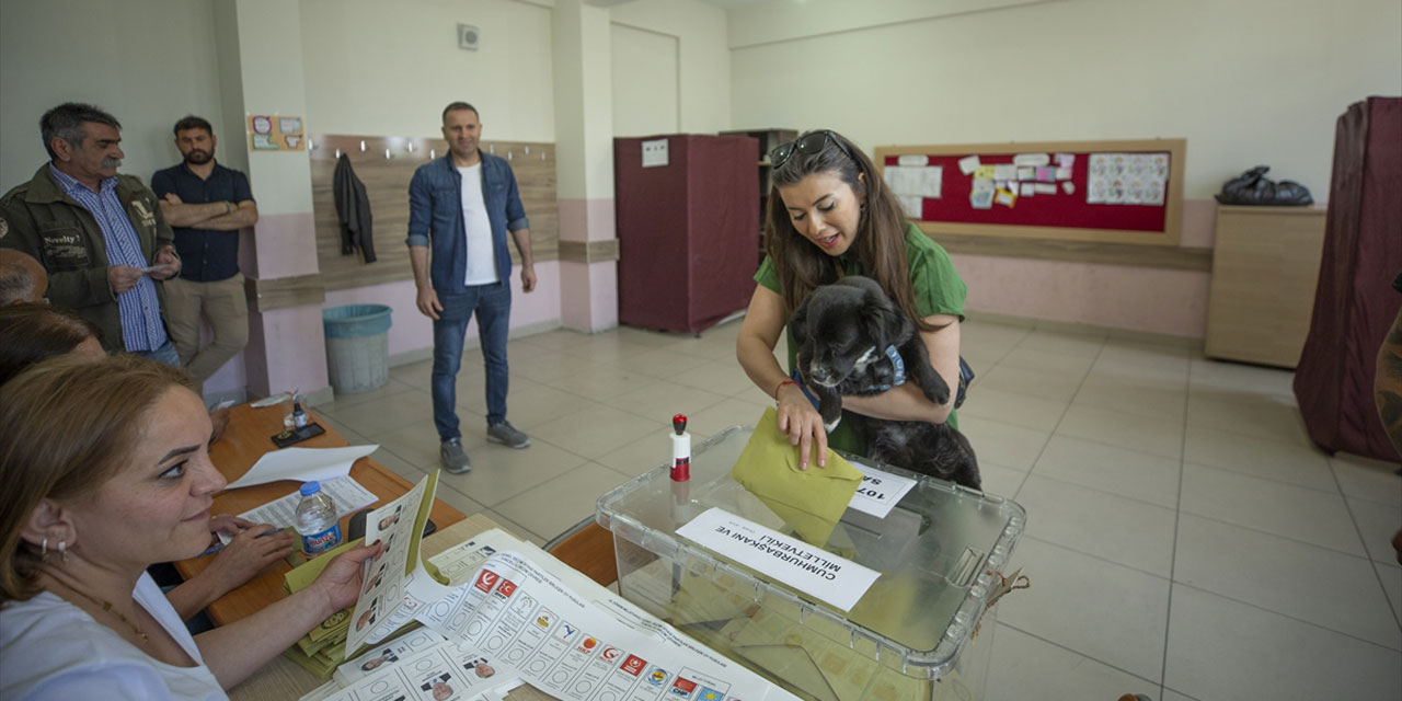 Sandık başına evcil hayvanlarıyla gittiler