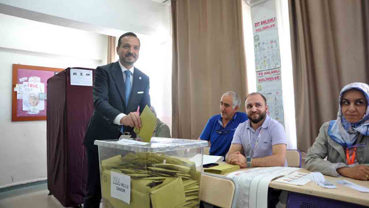 İYİ  Parti Sözcüsü Zorlu, Kürşad Bey İlkokulu’nda oy kullandı