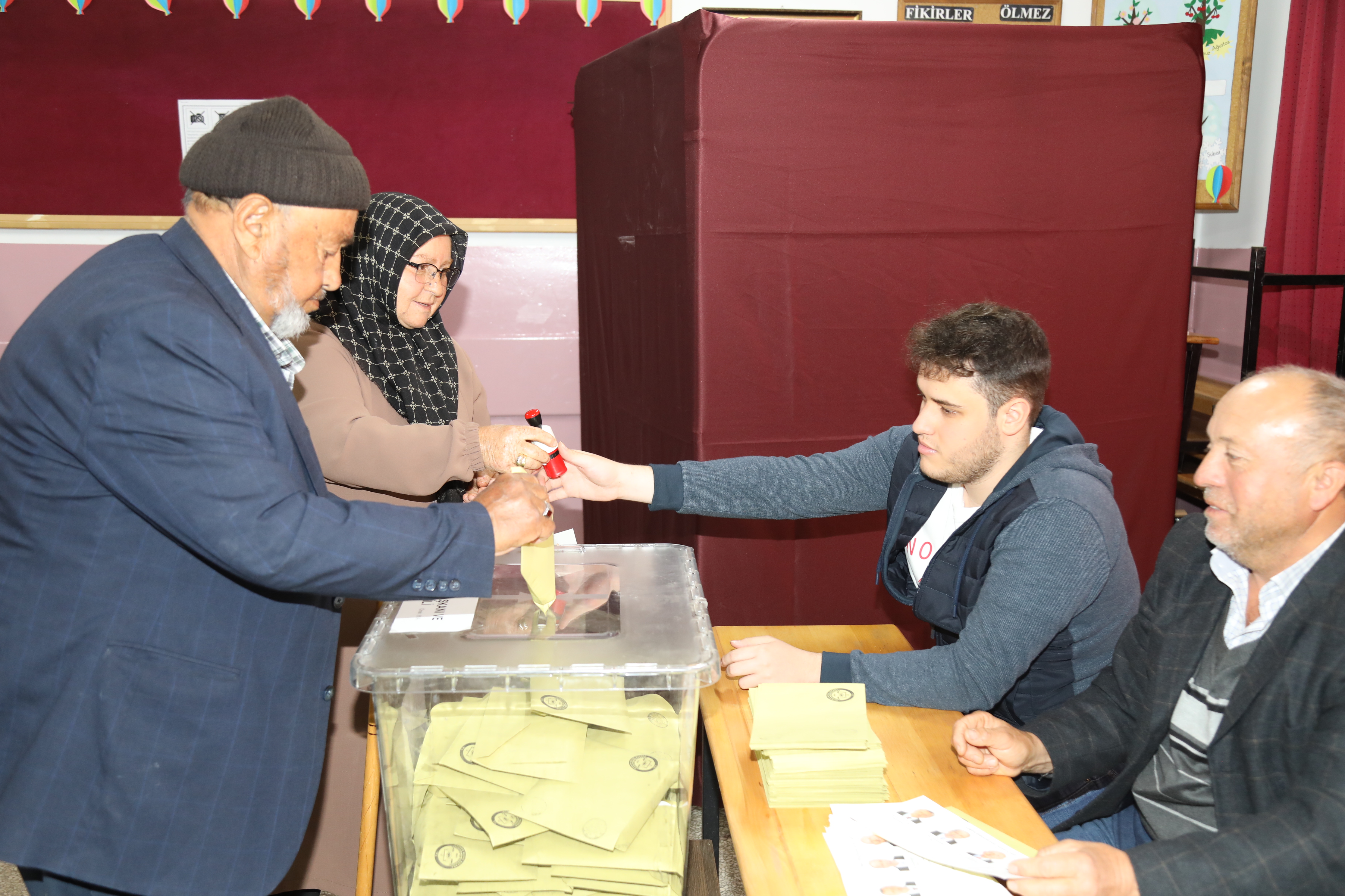 Çubuk'ta huzurevi sakinleri oylarını kullandı