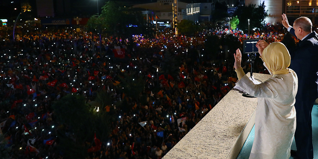 Cumhurbaşkanı Erdoğan balkon konuşmasına hazırlanıyor