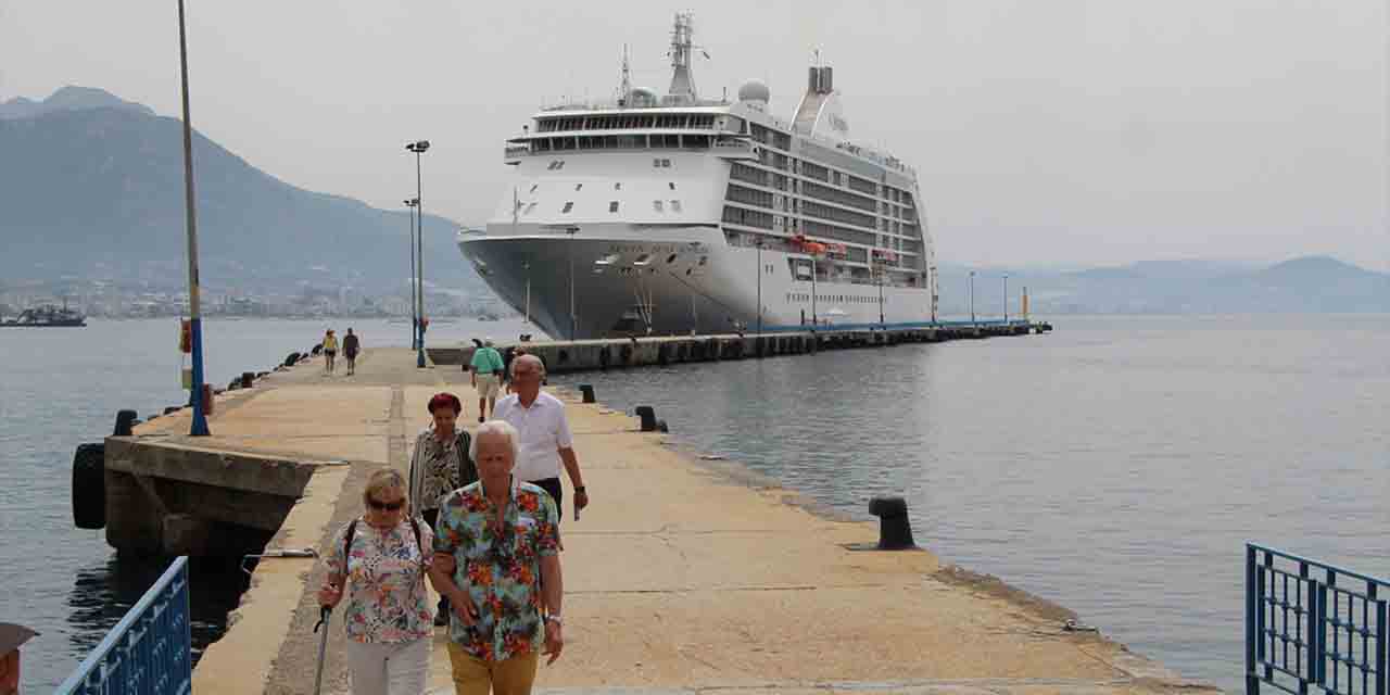 Antalya Alanya Limanı'nda "Seven Seas Voyager" kruvaziyeri rüzgarı