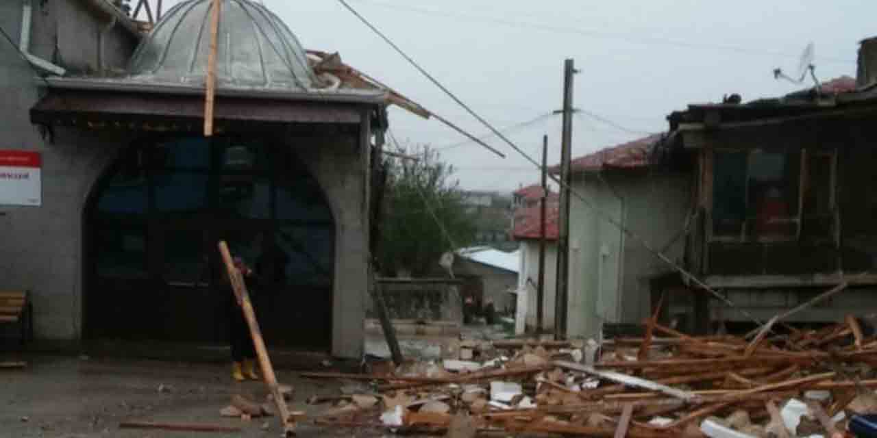 Ankara Kahramankazan'da yıkılan minare belediye ekiplerince onarılıyor