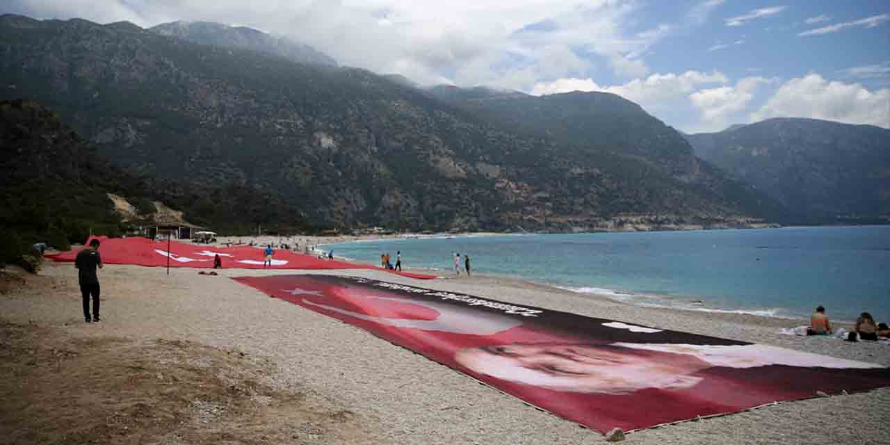 Fethiye'de 19 Mayıs'a özel 1000 metrekarelik Türk bayrağı açıldı