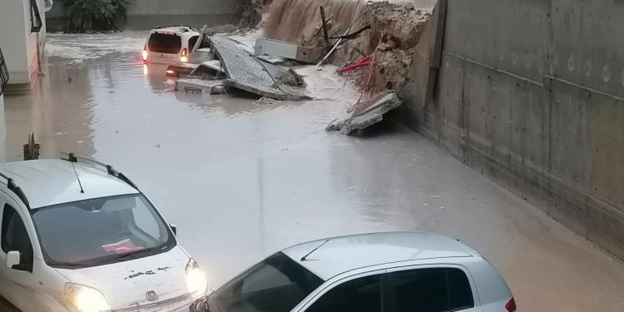 Mersin’de etkili olan yağışlar bina duvarlarını yıktı