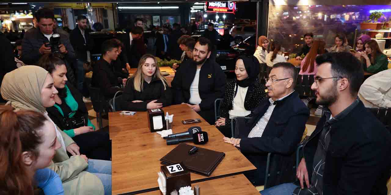 Cumhurbaşkanı Yardımcısı Oktay, gençlerle buluşup kokoreç yedi