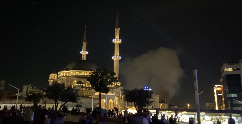 İstanbul'da 2 katlı gece kulübünde yangın çıktı!