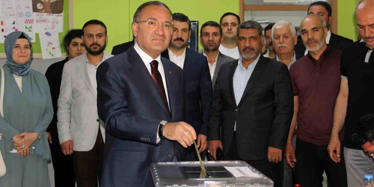 Bozdağ oyunu kullandı: Milletin demokrasiye sahip çıkması mükemmel