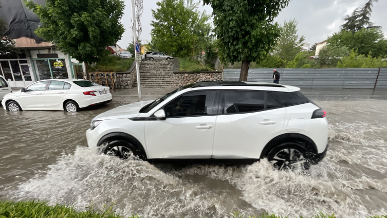 Birçok ilde sağanak sele dönüştü